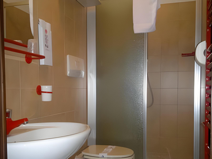 Bathroom 3, Hotel Marguareis, Cuneo