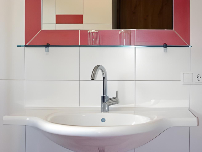 Bathroom 3, Das GASTEHAUS SCHNEIDER am Dorfplatz, Kufstein