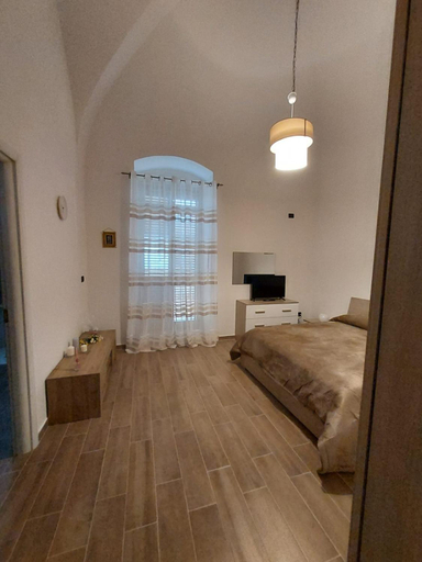 Others 3, La casa antica, Bari