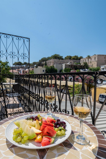 Food & Drinks 3, John & Mary Suites, Crete