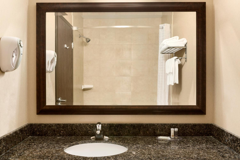 Bathroom 4, Days Inn by Wyndham Innisfail, Division No. 8