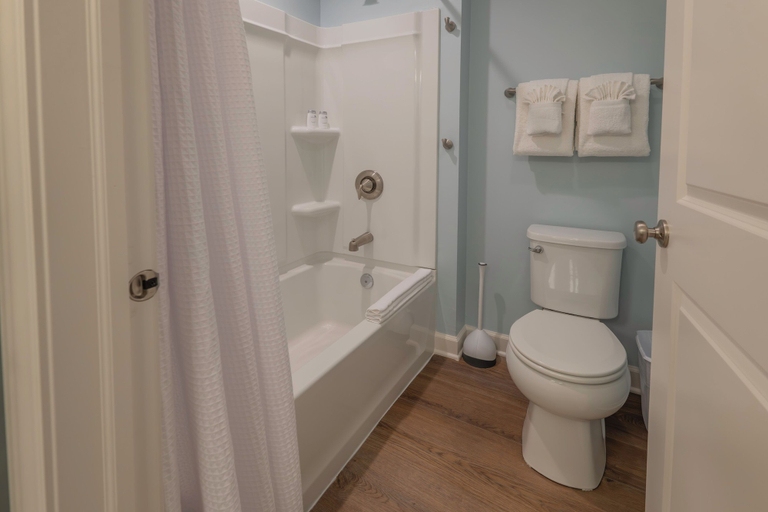 Bathroom 4, 2728 Harbor Court, Walworth