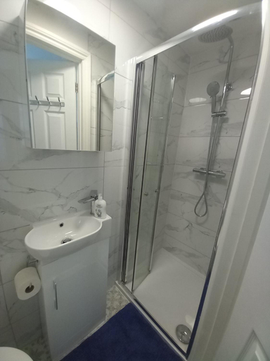 Bathroom 5, Mari London Holiday Room, London
