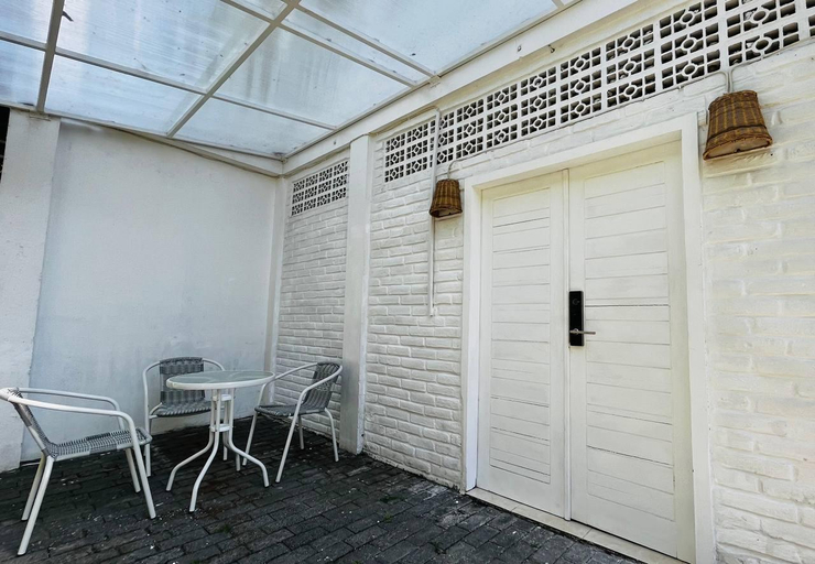 Exterior 1