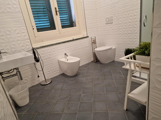 Bathroom 5, Le Logge, Pisa