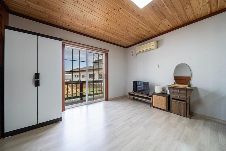 Others 5, Taean (Anmyeondo) Jungfrau Pension, Taean