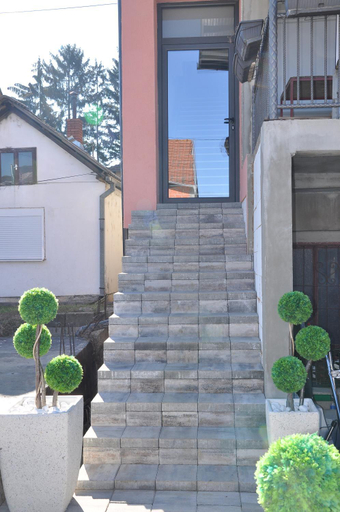 Others 3, Nego apartmani, Kuršumlija