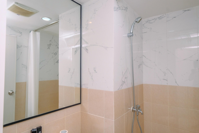 Bathroom 3, Best and Comfy 2BR Podomoro Golf View Apartment By Travelio, Bogor