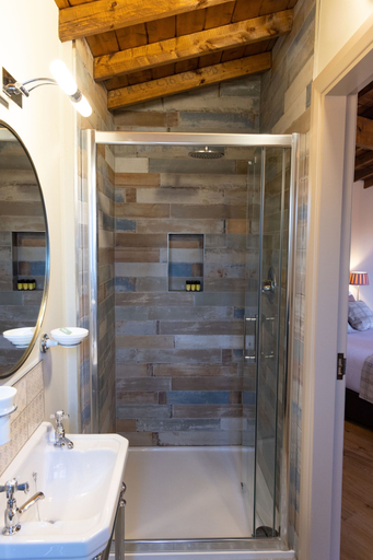 Bathroom 3, Wildlands