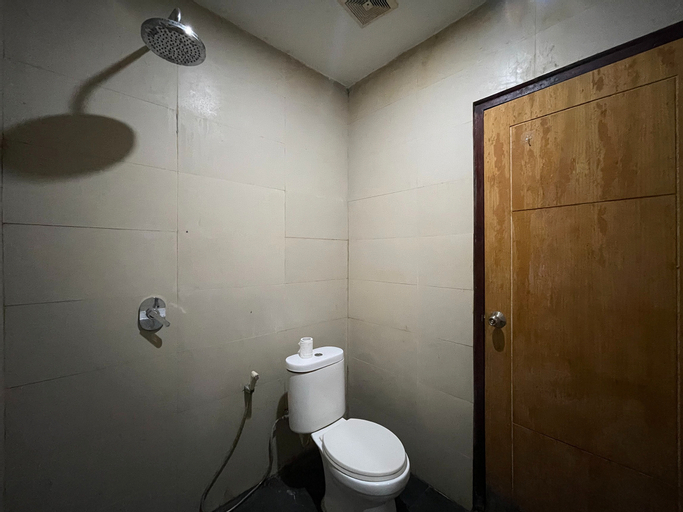 Bathroom 16