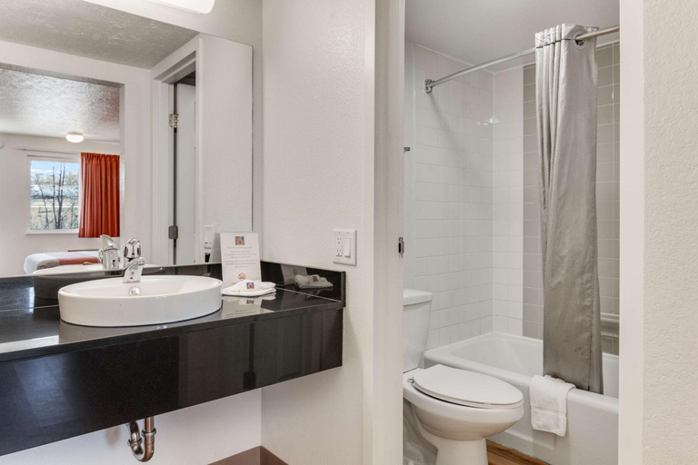 Bathroom 4, Motel 6 Youngstown, OH, Trumbull