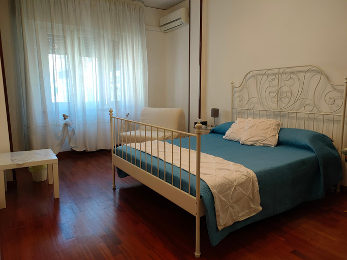Bedroom 2, Tra Pirandello e Leopardi B&B, Napoli
