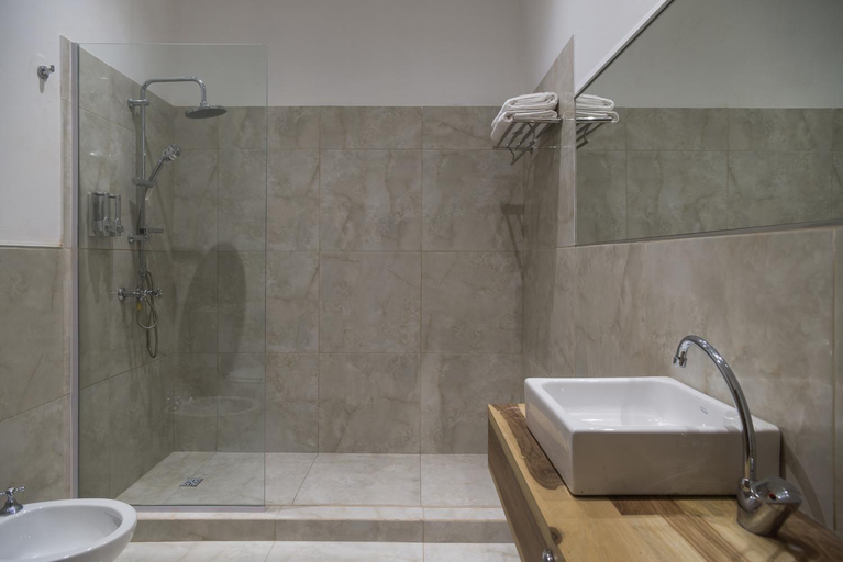 Bathroom 2, Haus Apart Hotel, Capital