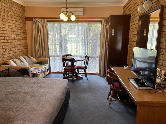 Others 5, Barrass's John Bright Motor Inn, Alpine - East