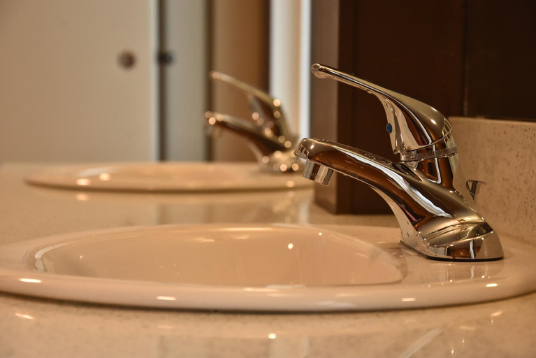 Bathroom 3, PARTY HOSTEL - The Canmore Hotel Hostel, Division No. 15