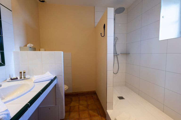 Bathroom 10