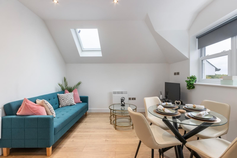 Others 4, Flat 7 Leatherhead, Surrey