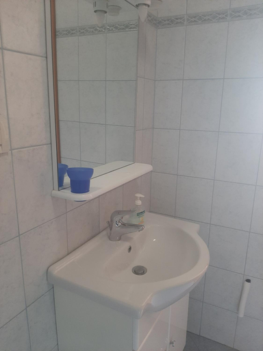 Bathroom 2, Room Eta, Cres
