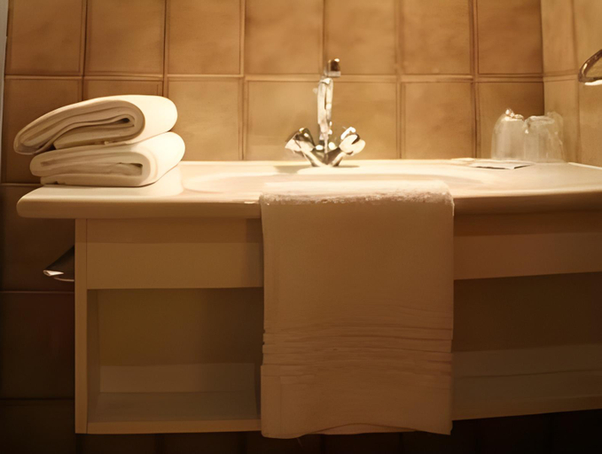 Bathroom 2, Hotel Riviere, Tarn