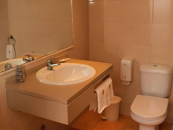 Bathroom 2, Dom Hotel, Penafiel