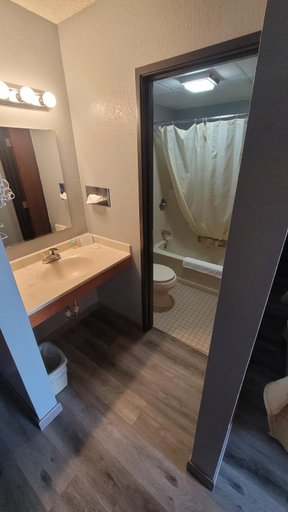 Bathroom 4, Belgium Inn & Suites, Ozaukee