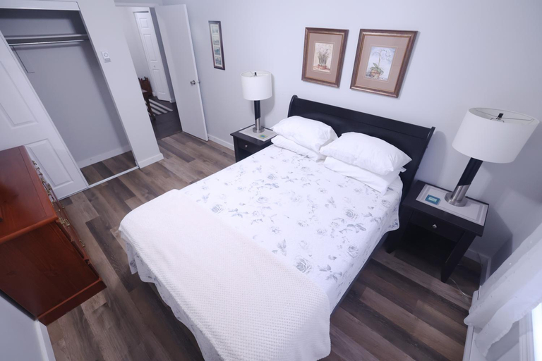Bedroom 2, Paris Plaza, Algoma