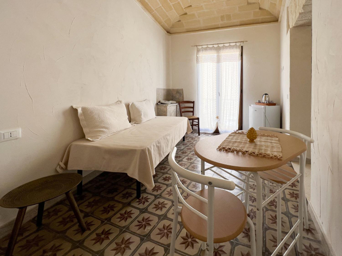 Others 5, NINNI SUITE, Trapani