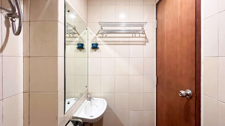 Bathroom 3, Simply & Cozy Living Studio Vida View By Travelio, Makassar