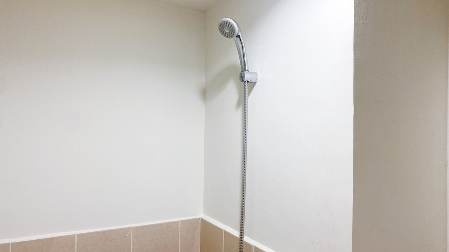 Bathroom 5, Comfy Stay 2BR at Podomoro Golf View Apartment By Travelio, Bogor