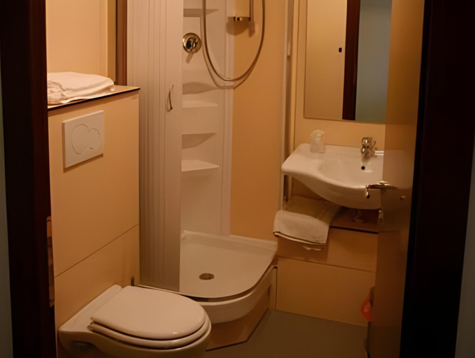 Bathroom 3, Hotel Gabbiano, Savona