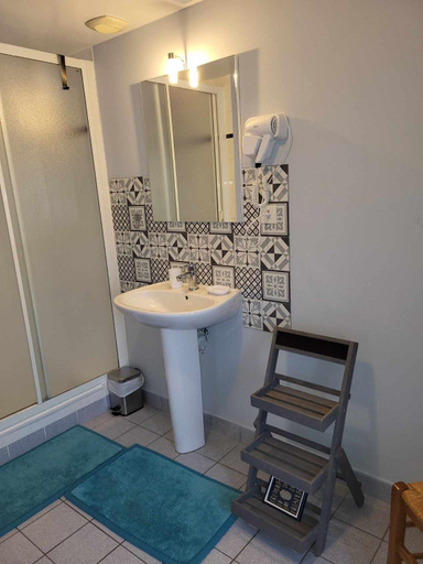 Bathroom 3, Auberge de la vallee de la douve, Manche