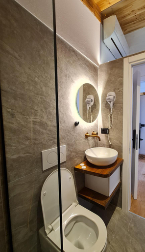 Bathroom 3, N'Gorice, Beratit