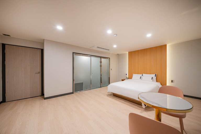 Bedroom 4, Hotel 701, Jinhae