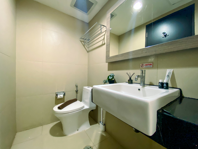 Bathroom 5, Comfortable Studio (No Kitchen) at Grand Palace Kemayoran Apartment By Travelio, Jakarta Pusat