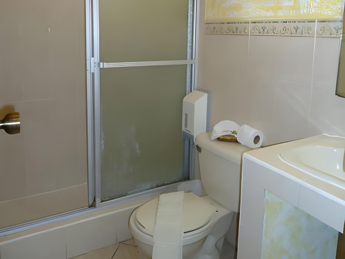 Bathroom 4, Hotel Quinta Maya, Flores
