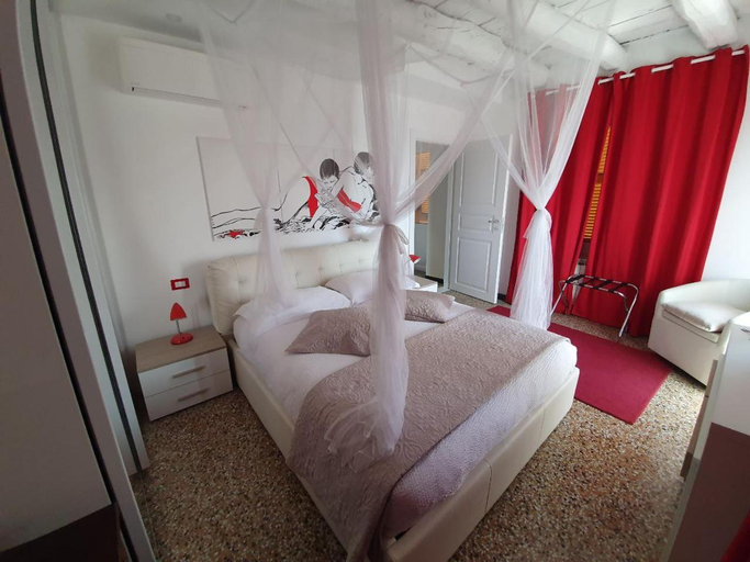 Bedroom 2, VarazzeSuite Sauna e Hammam, Savona
