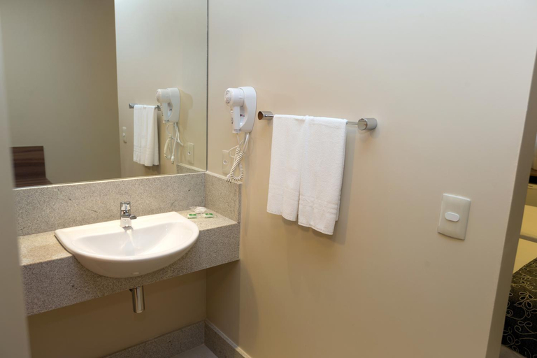 Bathroom 5, Days Inn Linhares, Linhares