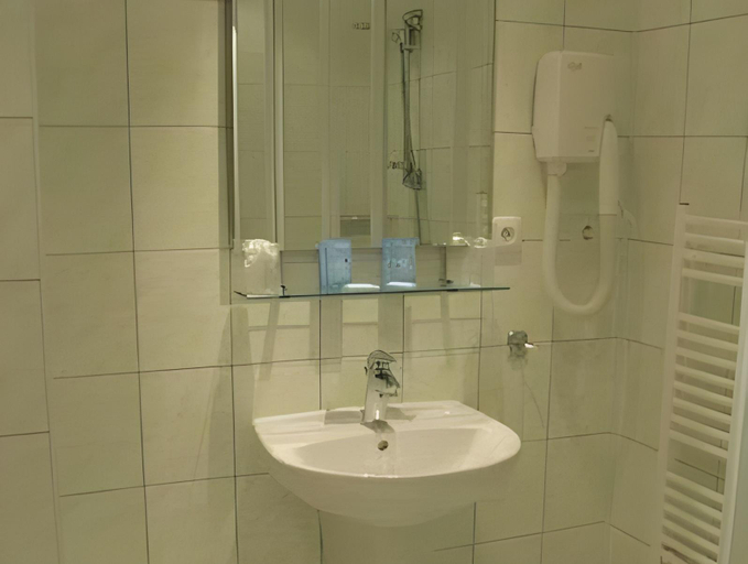 Bathroom 4, hotel Atlas, Benešov