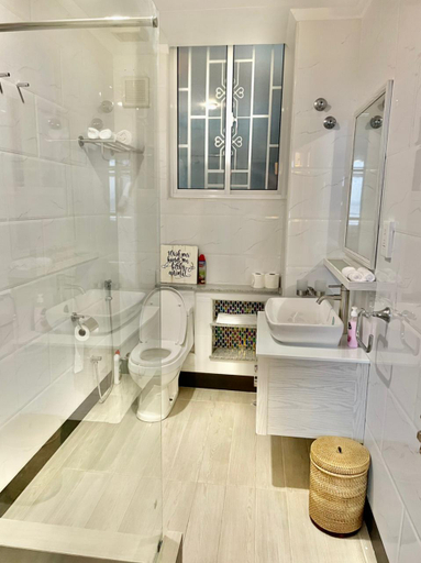 Bathroom 2, Beauvallon Studios