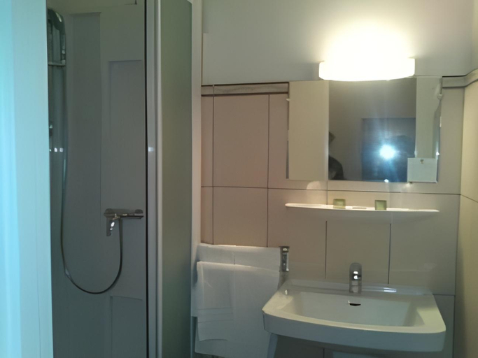 Bathroom 4, Logis Hotel Les Carillons, Aveyron