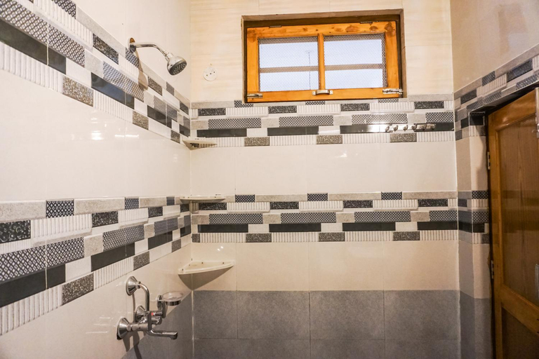Bathroom 2, Flashpackers Bir | Rooms & Dorms, Kangra