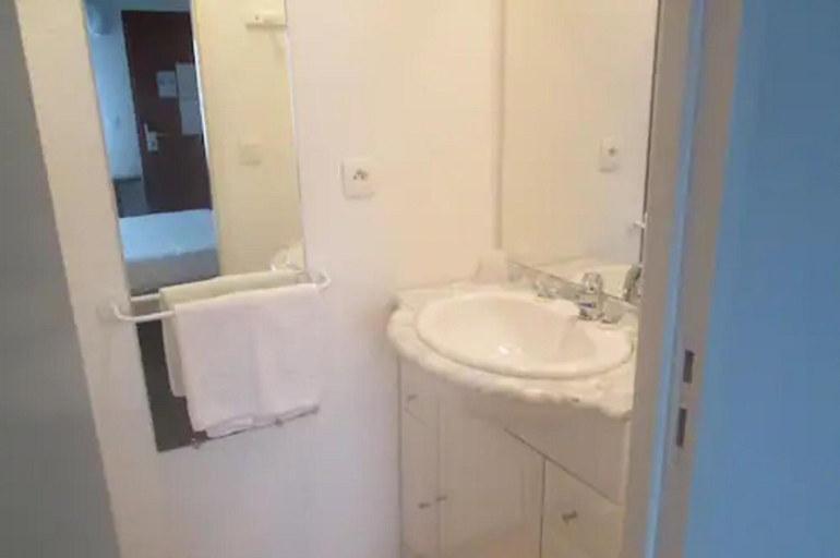 Bathroom, Enzo Hotels Quimperle, Finistère