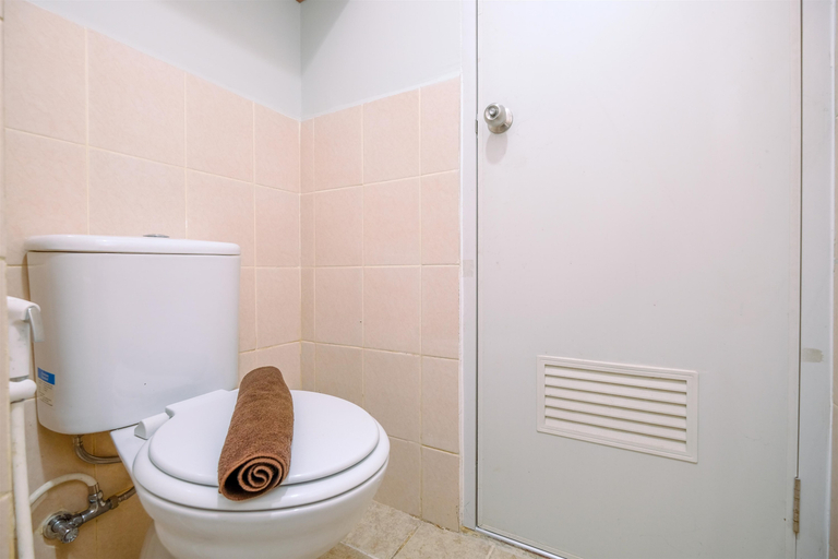 Bathroom 5, Nice and Homey 2BR at Podomoro Golf View Apartment By Travelio, Bogor