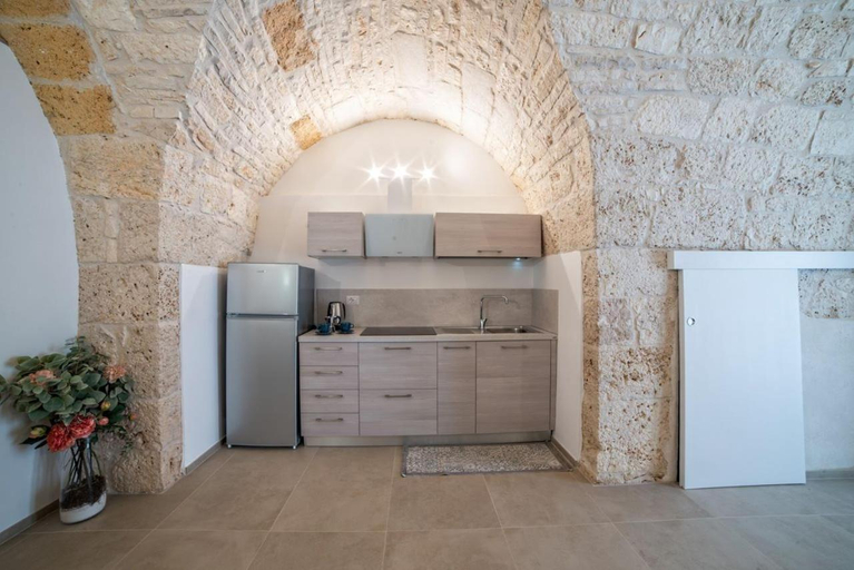 Others 5, Borgo Antico Sant'Erasmo, Bari