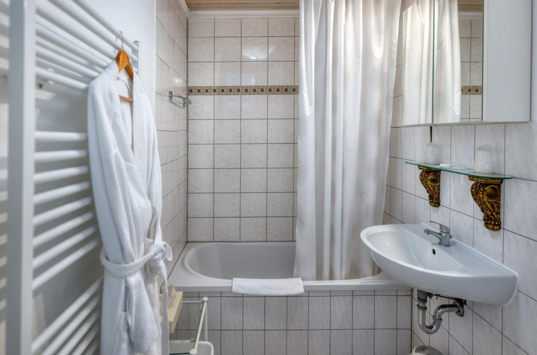 Bedroom 2, Hotel-Restaurant Central am Konigshof, Bergstraße