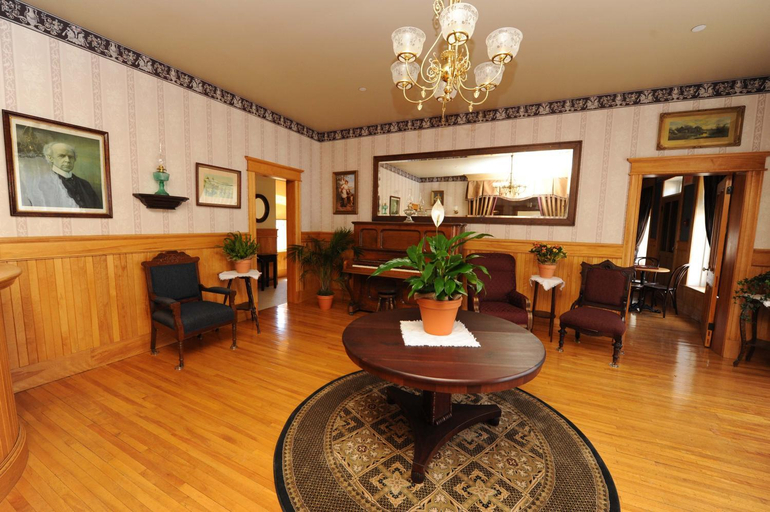 Public Area 2, Hotel Chateau Albert, Gloucester