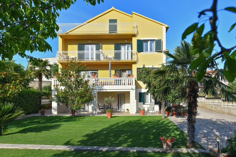 Others 2, Villa Slavica 1, Vodice