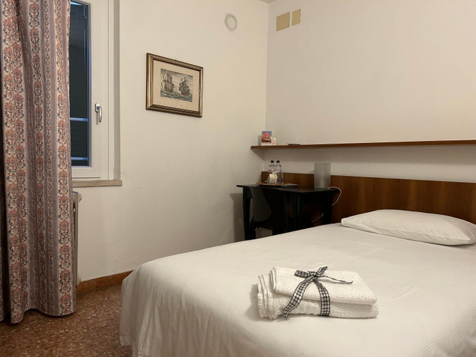 Bedroom 2, Hotel "ALBERGO DA PINA", Verona