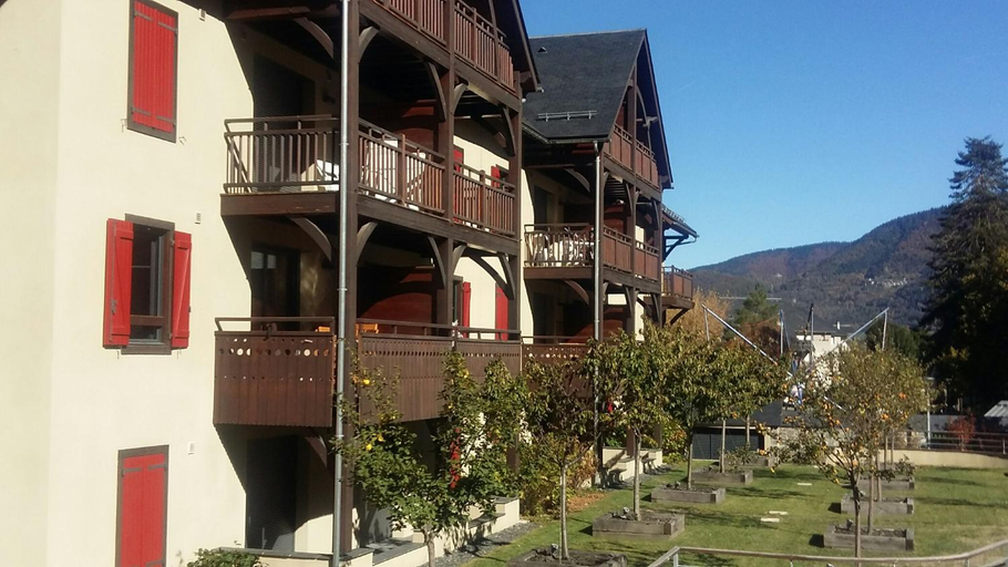 Exterior & Views