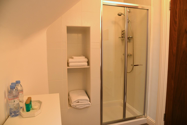 Bathroom 4, Lisalway Country Lodge B&B
